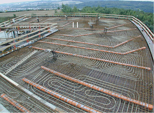 



2
 Das Bürogebäude Energon in Ulm gilt als Meilenstein für den Durchbruch der Betonkerntemperierung in Bürogebäuden. Auch das dezentral angeordnete Zuluftsystem beeinflusst die Speicherwirkung der Betondecke. 
