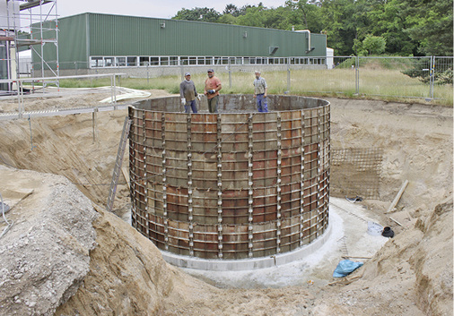 <p>
</p>

<p>
<span class="GVAbbildungszahl">5</span>
 Eisspeicher und BKT gelten als ideale Ergänzung, wenn es um Energiespeicherung und die Umsetzung netzdienlicher Funk-tionen bzw. Sektorkopplung geht. Mittelfristig könnten preisgünstige Stromspeicher den Eisspeicher jedoch wieder verdrängen. 
</p> - © Margot Dertinger-Schmid

