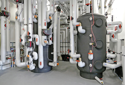 



9
 Auf hydraulische, messtechnische und regelungstechnische Details kommt es an, wenn man bei Wärmepumpenanlagen ein Optimum an Performance erzielen will: Verteilerraum im TWK mit Zortström-Verteiler und hydraulischer Weiche. 
