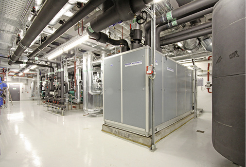 



11
 Multifunktionale Geozent-Energiezentrale im Technikraum eines Bankgebäudes. Das integrierte Regelungs- und Monitoring-System ist Teil des modular aufgebauten Gesamtkonzepts. Nur so lassen sich optimale Betriebsbedingungen erreichen. 
