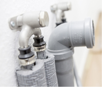 



2
 Der Klinik-Betreiber ZfP verlangte die Ausführung der Trinkwasser-Installation sortenrein in Edelstahl. Beim System Raxinox sind dafür auch alle Verbinder, Bögen, T-Stücke und durchgeschliffenen Wandscheiben aus Edelstahl gefertigt. 
