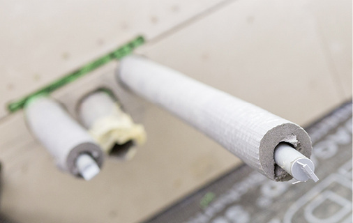 
4
 In der Tagesklinik sind überwiegend nach EnEV vorgedämmte Raxinox-Rohre installiert.Zum Schutz vor Verschmutzung waren die Rohrenden während der Bauphase durch Stopfen geschützt.



