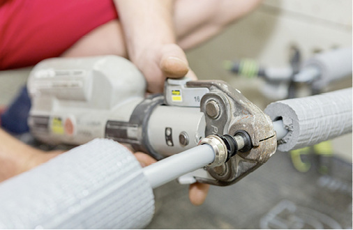 
5
 Das Presswerkzeug des Verbundsystems Raxofix ermöglicht auch das „raxiale“ Verbinden der Raxinox-Komponenten.



