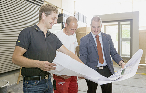 
6
 Angesichts der schnellen, vor allem aber flexiblen und sicheren Installationen haben sie auf der Baustelle gut lachen (v. l.): Jan-Alexander Friedrich, Viega-Produktmanagement, Tom Ehrenpfordt, Sanitär- und Heizungsinstallateur von SchwörerHaus und Christoph Werthmann, Viega Key Account Manager für Fertighäuser und Schiffbau.



