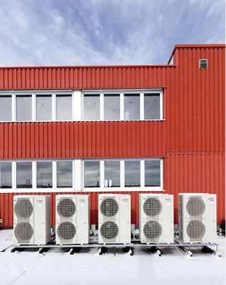 <p>
</p>

<p>
<span class="GVAbbildungszahl">2</span>
 Eine Kaskade aus fünf Ecodan Luft/Wasser-Wärmepumpen versorgt das Gebäude mit Wärme und Kälte. 
</p> - © Mitsubishi Electric

