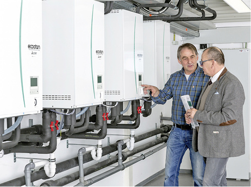 



3
 Peter Seisser (l.) hat dem Unternehmen die Wärmepumpen-Kaskade vorgeschlagen und diese in Zusammenarbeit mit Franz Gerstl, Vertriebsingenieur Klimatechnik Living Environment Systems Mitsubishi Electric, umgesetzt. 
