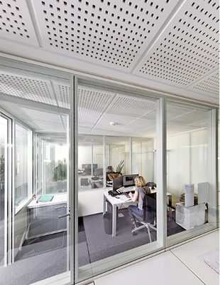 
5
 Eine Akustikdecke reduziert die Geräuschkulisse in den Büros. 



