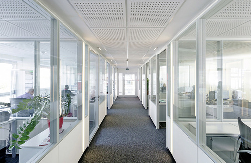 
6
 Um das Wohlbefinden der Mitarbeiter zu steigern, wurden kleine Einzelbüros geschaffen.



