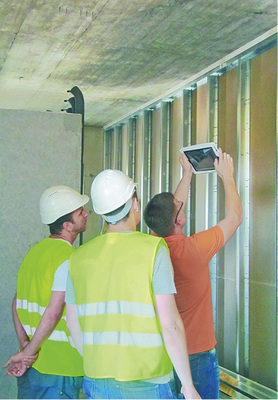 



2
 Mit Smartphones oder Tablets und den passenden Apps lassen sich der Baufortschritt, Mängel oder Behinderungen direkt vor Ort in Wort und Bild erfassen. 
