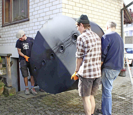 



4
 Einbringen eines Varical-Speichermoduls durch einen engen Kellerzugang für die zweite Demonstrationsanlage. 
