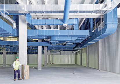 
2
 Armaflex Ultima ist sehr flexibel, aber dennoch etwas fester und formstabiler als herkömmliche Kautschuk-Dämmstoffe. Es lässt sich sehr gut und sauber schneiden und die Schnittkanten sind sehr gut zu verkleben. Bei Formteilen wurden die Platten vollflächig mit dem Armaflex Ultima 700 Kleber verklebt. 



