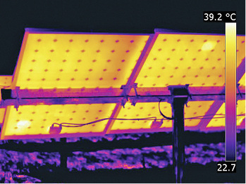 <p>
</p>

<p>
<span class="GVAbbildungszahl">8</span>
 Auch thermisch auffällige Zellen, Module oder Wechselrichter von Photovoltaik-Anlagen lassen sich im Wärmebild lokalisieren. 
</p> - © Flir Systems

