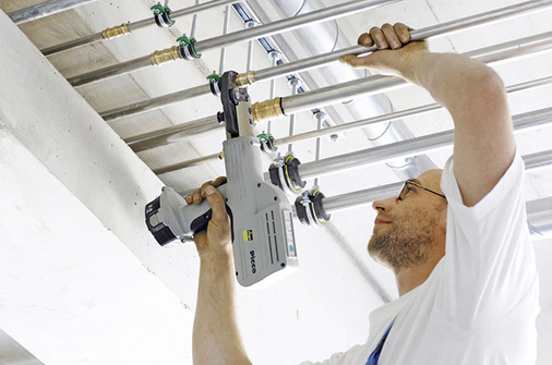 



3
 Erkenntnisse für die Installationspraxis: Klare Netzstrukturen, geringe Rohrleitungsvolumen und hohe Strömungsgeschwin-digkeiten unterstützen die Erhaltung der Hygiene in Trinkwasser-verteilungen. 
