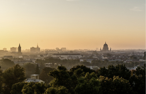 



1
 Skyline von Potsdam. Bietet die Wetterlage ein Trocknungspotenzial für die Wohnungslüftung? Ohne einen Fühler für die Messung der Außenluftfeuchte lässt sich das kaum beantworten. Statistisch gesehen liegt der absolute Feuchtegehalt in 46 % aller Jahresstunden über Werten, auf die marktübliche Lüftungsanlagen im Sinne ihrer primären Aufgabe richtig reagieren. 
