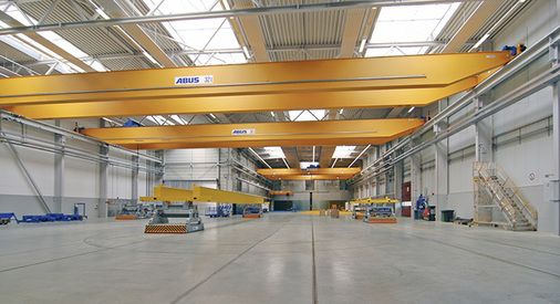 
4
 Produktionshalle von der Abus Kransysteme. Ein Teil des Gebäudes wird über die volle Breite von 64 m genutzt. Im Torbereich wurden zwei Deckenstrahlbänder quer zur Öffnung installiert. 



