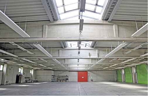 <p>
<span class="GVAbbildungszahl">6</span>
 In dieser Halle mit Lichtkuppeln erfolgte eine relativ starke Abhängung der Deckenstrahlplatten. 
</p>

<p>
</p> - © Best GmbH, Isernhagen

