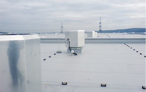 



2
 Ab einer Gebäudehöhe von etwa 20 m ist die Absaugung von Brandgasen über das Dach notwendig. Fassadenöffnungen können dann durch die Windlast einen ausreichenden Rauchabzug nicht sicherstellen.
