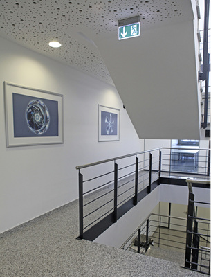 



5
 Saugen Entrauchungsventilatoren unkontrolliert Brandgase ab, kommt es in dichten Gebäuden schnell zu einem hohen Unterdruck. Dann lassen sich beispielsweise Fluchttüren zum Sicherheitstreppenraum nicht mehr öffnen. 
