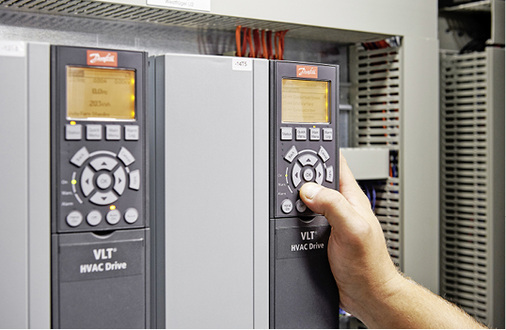 



6
 Um auf die wechselnden Betriebsparameter bei einem Brand optimal reagieren zu können, sind elektronisch gesteuerte Entrauchungsanlagen am sichersten. 
