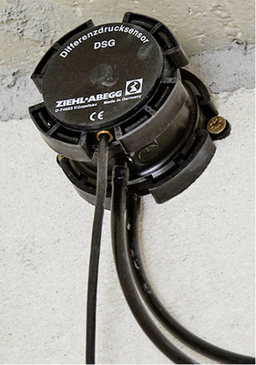 



7
 Entsprechend der realen Druckverhältnisse, die ein Sensor an die Steuerung meldet, wird die Drehzahl der Entrauchungsventilatoren geregelt – entweder über Frequenzumformer oder EC-Motoren. 
