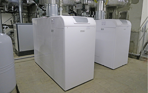 
2
 Eine kompakte Bauweise, hohe Wirkungsgrade und ein geräuscharmer Betrieb zeichnen die beiden Gas-Brennwertheizkessel EuroCondens 400 von Brötje aus. 



