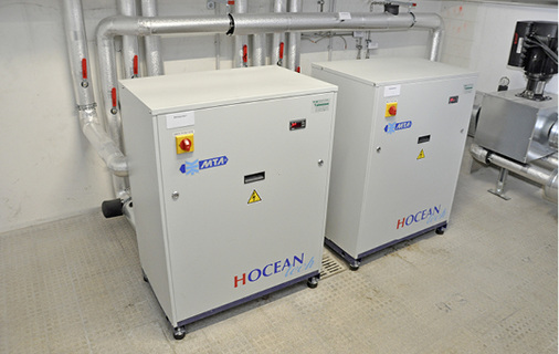 



4
 Die beiden mit einem Erdsondenfeld gekoppelten Wärmepumpen ermöglichen zusätzlich zur Heizfunktion mit jeweils 48 kW eine passive Kühlung und eine aktive Kühlung (57,5 kW) der Lehrräume. 
