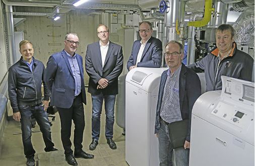 



5
 Die „Macher“ und Auftraggeber (v l.): Hubert Mört und Andreas Lake (Heinrich Voss Gebäudetechnik), Daniel Norder (Technischer Außendienst Brötje) sowie BFE-Direktor Thorsten Janßen und Alois Heckmann sowie Hannes Miotk (Thalen Consult).
