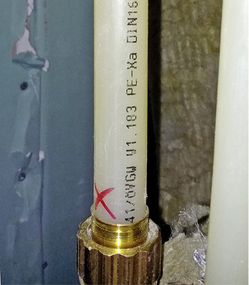 



3
 Nicht wie notwendig durchströmt, teilweise inkrustiert, ein Nährboden für Verkeimung, beispielsweise Legionellen: Schnitt durch den demontierten Abschnitt einer Trinkwasser-Installation mit unzureichender Durchströmung und wachstumsbegünstigendem Temperaturumfeld. 
