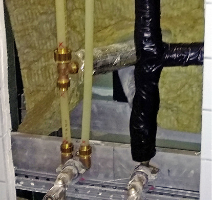 



5
 Hygienisch kritisch ist der Wärmeübertrag zwischen Warm- und Kaltwasserinstallation, entweder durch direkten Anschluss der heißen Zirkulationsleitung an Entnahmearmaturen oder durch die Wärmeabgabe des Zirkulationssystems innerhalb der Zwischenwände. 
