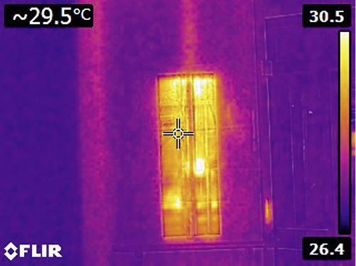 



6
 Die Thermografie belegt es: Im Revisionsschacht herrschen aufgrund der bis zur Zapfstelle geführten Zirkulation hygienisch extrem kritische Temperaturbedingungen durch die ungewollte Erwärmung der Kaltwasser führenden Rohrleitungen. 
