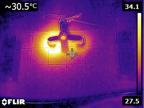 



7
 Der Wärmeübergang an der Armatur als Hygienerisiko: Das durch die Zirkulation permanent anliegende Warmwasser erwärmt über den Armaturenkörper die Kaltwasser-Seite. 

