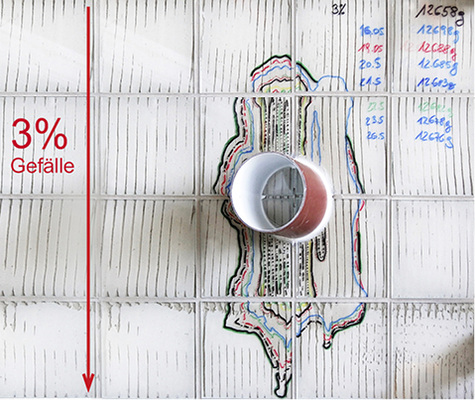 <p>Bild 2  Erster Versuch mit Fliesenbett nach vereinfachtem Verlegeverfahren: Die Linien der Filzmarker zeigen die Grenzen zwischen trockenem und nassem Fliesenbett zu verschiedenen Zeiten. Oben rechts stehen die Gewichte des Prüfkörpers am Anfang und während der Trockenphase.</p> - © OFI Bild 2  Erster Versuch mit Fliesenbett nach vereinfachtem Verlegeverfahren: Die Linien der Filzmarker zeigen die Grenzen zwischen trockenem und nassem Fliesenbett zu verschiedenen Zeiten. Oben rechts stehen die Gewichte des Prüfkörpers am Anfang und während der Trockenphase.