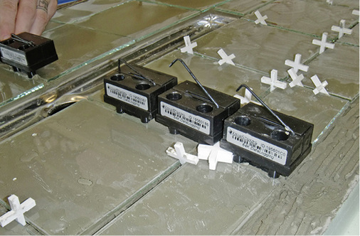 <p>Bild 4  Aufbau des Prüfkörpers für den zweiten Versuch: Die Fliesen haben ein Gefälle hin zur Duschrinne. In das Mörtelbett wurden zudem sechs Feuchtesensoren eingebaut, die den Feuchteverlauf unter den Fliesen aufzeichnen.</p> - © OFI Bild 4  Aufbau des Prüfkörpers für den zweiten Versuch: Die Fliesen haben ein Gefälle hin zur Duschrinne. In das Mörtelbett wurden zudem sechs Feuchtesensoren eingebaut, die den Feuchteverlauf unter den Fliesen aufzeichnen.