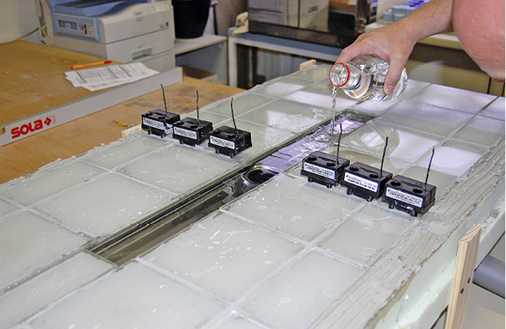 Bild 5  Der Versuch beginnt mit dem Füllen der Duschrinne bis zur Oberkante der Fliesen. Dieser Versuchsabschnitt lief über sechs Tage. Der Flüssigkeitsverlust durch Eindringen in das Fliesenbett und durch Verdunstung wurde stets ausgeglichen.
