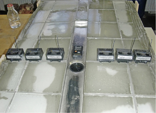 <p>Bild 6  Am Ende des ersten Versuchsabschnitts ist eine starke Durchfeuchtung des Fliesenbetts aufgrund von Kapillarkräften zu beobachten. Während der Trockenperiode über 31 Tage wird in die Duschrinne zusätzlich ein Datenlogger zur Feuchtemessung eingelegt.</p> - © OFI Bild 6  Am Ende des ersten Versuchsabschnitts ist eine starke Durchfeuchtung des Fliesenbetts aufgrund von Kapillarkräften zu beobachten. Während der Trockenperiode über 31 Tage wird in die Duschrinne zusätzlich ein Datenlogger zur Feuchtemessung eingelegt.