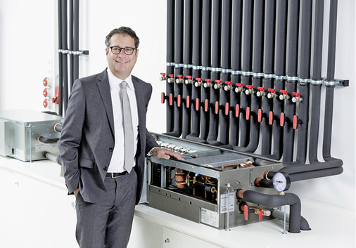 



8
 Dror Peled: „Wir fahren langjährige Strategien mit klaren Aussagen, auf die unsere Partner bauen können. Weder der Wechsel eines Kältemittels noch die F-Gase-Richtlinie sollten als Schreckgespenst hochstilisiert werden. Unser HVRF-System war von vornherein auch eine klare Antwort auf die Anforderungen der F-Gase-Verordnung.“ 
