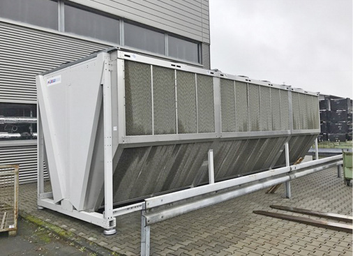 



4
 Trockenes Rückkühlwerk mit adiabatischer Vorkühlung. 
