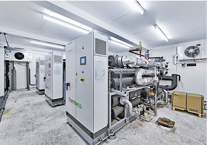 <p>
<span class="GVAbbildungszahl">2</span>
 Lange Zeit wurden im Schlachthof Zürich Wärme und Kälte für den Schlachthofbetrieb getrennt erzeugt. Seit 2013 produzieren drei thermeco
<sub>2</sub>
-Hochtemperatur-Wärmepumpen aus der Niedertemperatur-Abwärme von NH
<sub>3</sub>
-Kältemaschinen und aus der Drucklufterzeugung (Gesamtleistung 800 kW) Wärmeenergie mit Temperaturen von bis zu 90 °C für die Trinkwassererwärmung, die Raumheizung und die Vorerwärmung von Speisewasser. Ziel war die Vermeidung von fossilen Brennstoffen, von CO
<sub>2</sub>
-Emissionen sowie die Reduzierung des Energieverbrauchs.
</p>

<p>
</p> - © Elektrizitätswerke Stadt Zürich / thermeco2 / Hafner-Muschler

