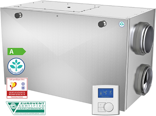 



5
 Energie sparen und Komfort steigern in einem: Das Lüftungsgerät Save VSR 500 von Systemair weist seine hohe energetische Effizienz mit dem Passivhaus-Zertifikat nach. Es gewinnt aber aus der Abluft nicht nur Wärme zurück. Der Rotations-Wärmeübertrager entzieht der Abluft in der kalten Jahreszeit auch Feuchtigkeit und gibt sie geruchsneutral an die Zuluft ab. 

