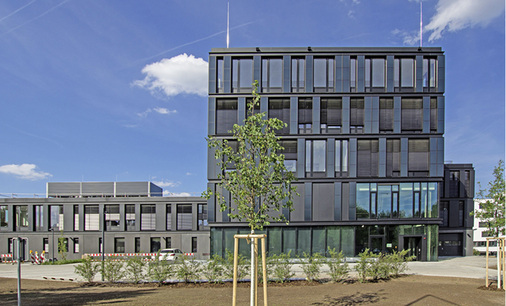 



2
 Das neue ZSW-Institutsgebäude am Standort Stuttgart wurde im Juli 2017 offiziell eingeweiht, die Mitarbeiter waren bereits einige Wochen vorher in das Gebäude eingezogen. Die Wissenschaftler verfügen nun über mehr Platz und eine verbesserte Infrastruktur zur Entwicklung von Technologien für die Energiewende. Im neuen Gebäude in Stuttgart-Vaihingen befinden sich unter anderem neue Analytikgeräte und Beschichtungsanlagen für die Photovoltaik und Apparate zur Entwicklung der Stromspeichertechnologie Power-to-Gas. Der Energiebedarf des Gebäudes wird zu einem großen Teil aus über 32 Erdwärmesonden und 357 Solarmodule in der vom ZSW entwickelten CIGS-Dünnschichttechnologie gedeckt. 
