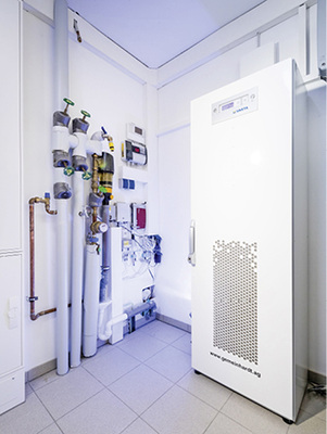 



2
 Überschüssiger Solarstrom wird in Lithium-Ionen-Akkus gespeichert. Derzeit sind Akkus mit 10 kWh Speicherkapazität in dem erweiterbaren System in Betrieb. 
