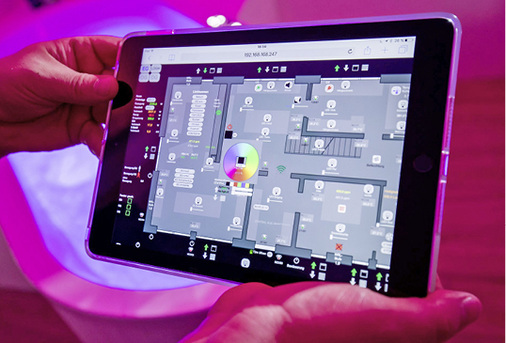 



3
 Bauherr Matthias Gemeinhardt hat die Befehle für die Smart-Home-Steuerung selbst programmiert und individuell auf die Bedürfnisse seiner Familie angepasst. 
