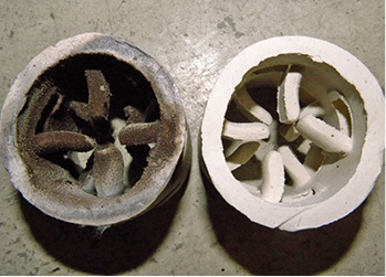 <p>
<span class="GVAbbildungszahl">4</span>
 Die Nachbehandlungsstufe besteht aus (preisgünstigen) keramischen oder metallischen Füllkörpern. Diese verbessern die Verbrennung (Effizienz, Oxidation), auch bei Teillast und in der Ausbrandphase. Auch staubförmige brennbare Bestandteile werden durch Verdampfen oder thermische Zersetzung in brennbare Gase umgewandelt. Vorteil: Die Füllkörper reinigen bzw. regenerieren sich eigenständig und müssen nicht gewartet werden. 
</p>
<p>
</p> - © IBP
 
4
 Die Nachbehandlungsstufe besteht aus (preisgünstigen) keramischen oder metallischen Füllkörpern. Diese verbessern die Verbrennung (Effizienz, Oxidation), auch bei Teillast und in der Ausbrandphase. Auch staubförmige brennbare Bestandteile werden durch Verdampfen oder thermische Zersetzung in brennbare Gase umgewandelt. Vorteil: Die Füllkörper reinigen bzw. regenerieren sich eigenständig und müssen nicht gewartet werden.