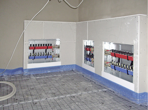 



3
 Heizkreisverteiler in der Rohbauphase des MST-Gebäudes. 
