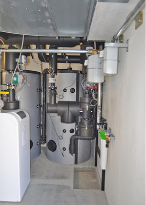 



2
 Blick in den Systemcontainer: Die Betonraumzelle beherbergt die komplette Anlagentechnik für die dezentrale Energieerzeugung. Hier zu sehen: Pufferspeicher und Gas-Brennwertkessel. 
