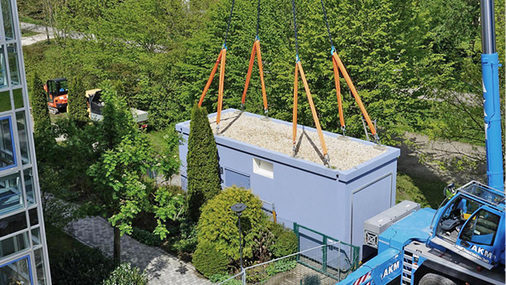 



4
 Die besonderen topografischen und infrastrukturellen Gegebenheiten erforderten eine passgenaue Aufstellung des Anlagencontainers am Standort. Die Implementierung in das vorhandene System erfolgte durch Bezler Sanitär und Yados gemeinsam mit den beauftragten Gewerken innerhalb eines einzigen Tages.
