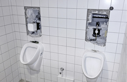 



2
 Im Zuge der Modernisierung erfolgte die Umrüstung auf elektronisch auslösende Schell-Unterputz-Spülarmaturen Compact II an allen WCs und Urinalen. 
