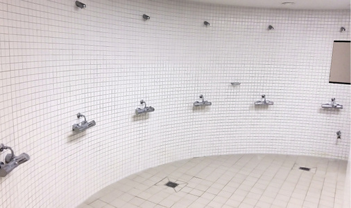 
3
 In den Dusch-bereichen kamen Vitus-Duscharma-turen mit integrier-tem Funkmodul und Batteriebetrieb mit Unterputz-und Aufputz-Wasser-strecke zum Dusch-kopf zum Einsatz. 



