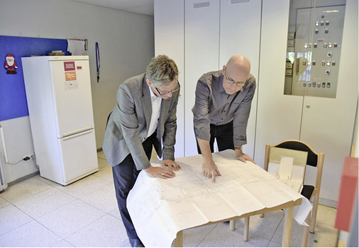 



5
 Am Anfang standen viele Fragen: Wie erhält man eine überdimensionierte Installation und sichert dennoch die Wassergüte? Und wie lässt sich im laufenden Betrieb einer großen Sportanlage diese Herausforderung meistern? Im Bild: Peter Arens (links) und René Kühl. 
