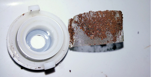 <p>
</p>

<p>
<span class="GVAbbildungszahl">8</span>
 Die Filter der WC-Spüler zeigen: Trotz vorherigem Spülen der Rohrleitungen lösten sich weitere Sedimente, als 43 Armaturen gleichzeitig über das Wassermanagement-System gespült wurden. 
</p> - © Schell

